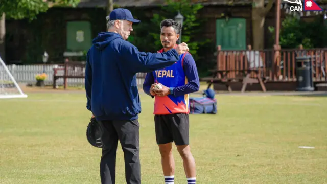 नयाँ प्रशिक्षक स्टुअर्ट ल सोमपाल कामीसँग कुरा गर्दै