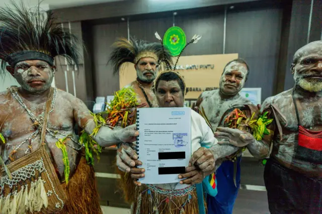 Mama Yasinta (tengah) bersama masyarakat adat Malind mendaftarkan gugatan izin kelayakan lingkungan hidup rencana pembangunan jalan 135 kilometer di Merauke ke Pengadilan Tata Usaha Negara Jayapura, Kamis (05/03). 