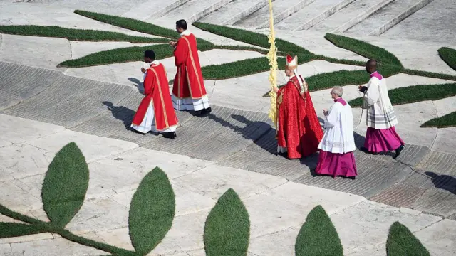 Papież Leon XIV przybywa, aby przewodniczyć mszy świętej w Niedzielę Palmową na placu Świętego Piotra w Watykanie, 29 marca 2026 r.