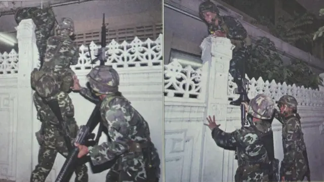 ทหารชุดจู่โจมของคณะรัฐประหาร ปีนกำแพงทำเนียบรัฐบาล บุกเข้าปลดอาวุธตำรวจที่รักษาความปลอดภัยโดยไม่มีการต่อสู้ขัดขวาง ตามการรายงานของหนังสือพิมพ์เดลินิวส์ ฉบับเมื่อวันที่ 20 ก.ย. 49