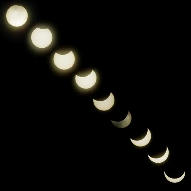 Foto sekuens gerhana matahari hibrida terlihat di atas langit di Kota Kendari, Sulawesi Tenggara, Kamis (20/4). 