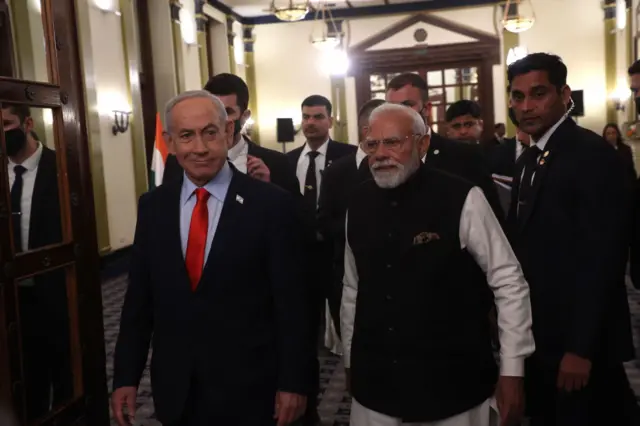 Benjamin Netanyahu e Narendra Modi caminham em direção a local de coletiva de imprensa em 26 de fevereiro de 2026 em Jerusalém