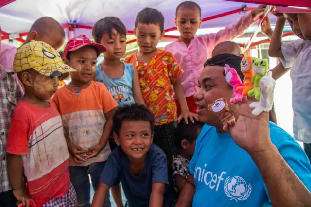 UNICEF မြန်မာအဖွဲ့ဝင်တစ်ဦး က ငလျင်သင့်ဒေသက ကလေးငယ်တွေဖျော်ဖြေပေးနေတဲ့ မြင်ကွင်း
