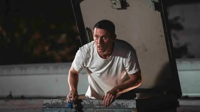 Кадр із фільму "Покрівельник" - чоловік вилізає з люка на даху