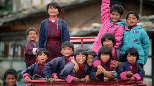या फोटोत भुतानमधील हसणारी मुलं दिसत आहेत.