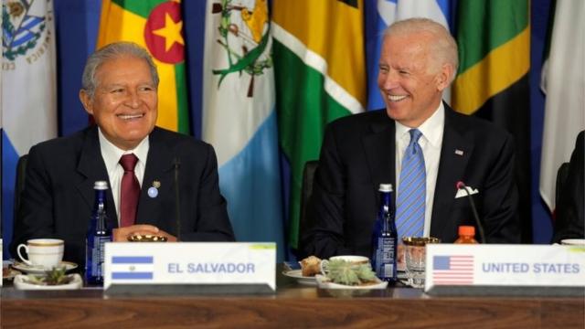Biden ao lado do então presidente de El Salvador Sachez Ceren