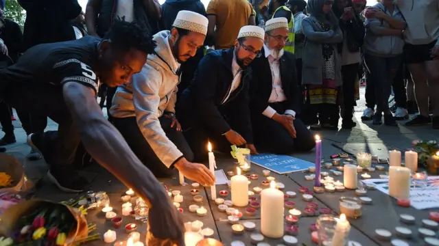 Manchester Albert meydanında saldırıda hayatını kaybedenler için mumlar yakılıyor.
