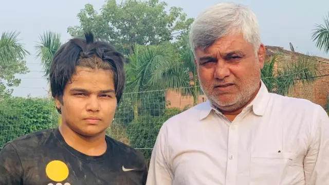 दिव्या काकरान अपने पिता के साथ