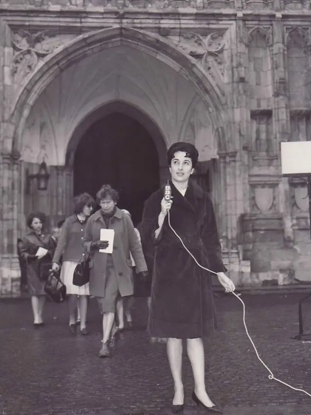 پروین صرفیه مراسم عروسی شاهزاده آلکساندرا را از کلیسای وست مینستر برای شنوندگان رادیوی فارسی بی‌بی‌سی گزارش می‌کند