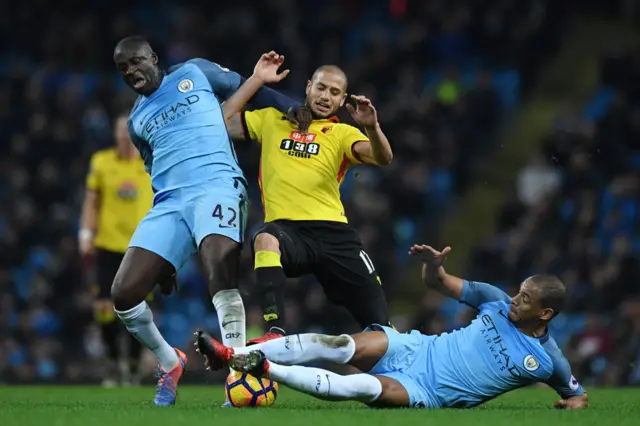 Yayá Touré y Fernando pelean por un balón
