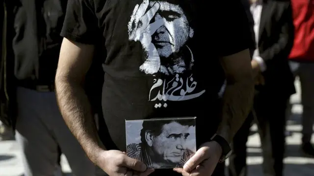 طرفدار شجریان با تی شرت طرح او