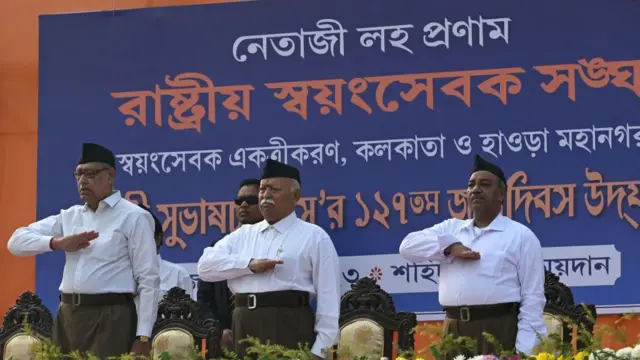 আরএসএসের প্রধান মোহন ভাগবত (মাঝে) - ফাইল ছবি