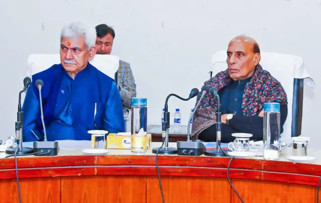 जम्मू कश्मीर के उपराज्यपाल मनोज सिन्हा (बाएं) और रक्षा मंत्री राजनाथ सिंह (दाएं)