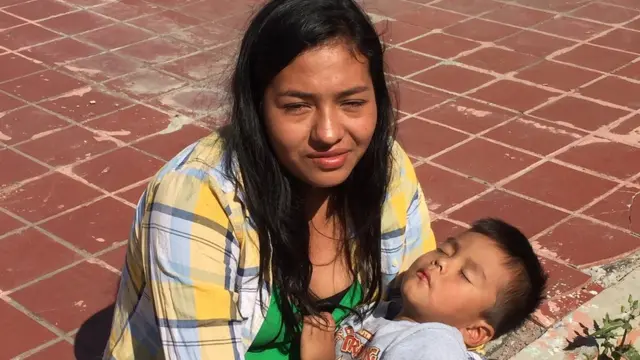 Aura y su hijo, Anthony, en Tijuana