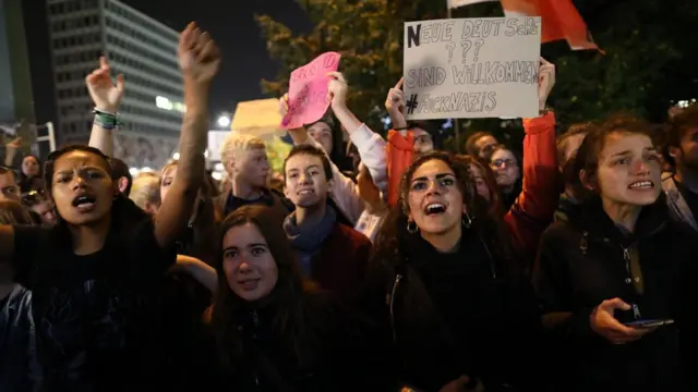 Manifestantes contra AfD en Berlín