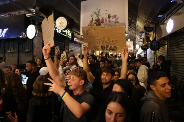 متظاهرون إسرائيليون يحتفلون بمقتل السنوار رافعين لافتات تشير للخلاص منه