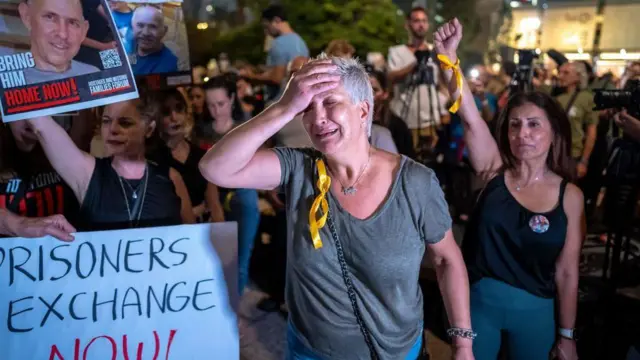 Parentes dos reféns do Hamas choram e pedem azebet zambialibertação numa manifestação