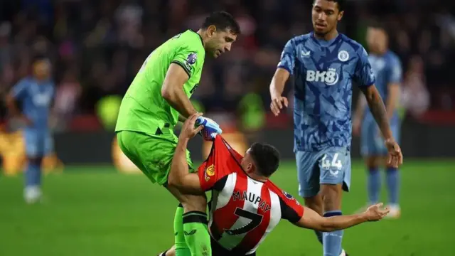 مشادة بين حارس أستون فيلا إيميليانو مارتينيز ومهاجم برنتفورد نيال موباي، خلال مباراة الفريقين المتوترة غربي لندن، ويحاول كلا منهما التسبب في حصول الآخر على بطاقة حمراء