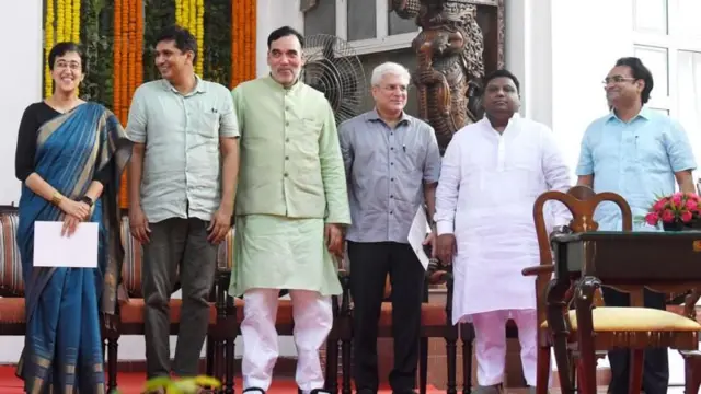 शपथविधी सोहळ्यात मुख्यमंत्री आतिशी, मंत्री सौरभ भारद्वाज, गोपाल राय, कैलाश गेहलोत, इम्रान हुसेन आणि मुकेश अहलावत.