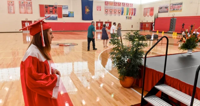 一间学校在举行毕业典礼