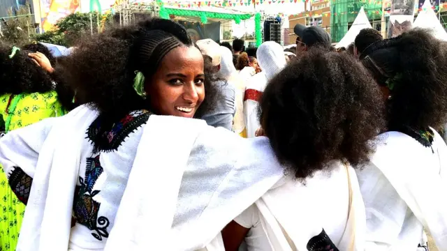 ጎራዙ ደቂ ኣሸንዳ ብባህላዊ ክዳንን መመላክዒታትን ጸቢቐን እየን እቲ በዓል ንምክባር ዝወጽኣ