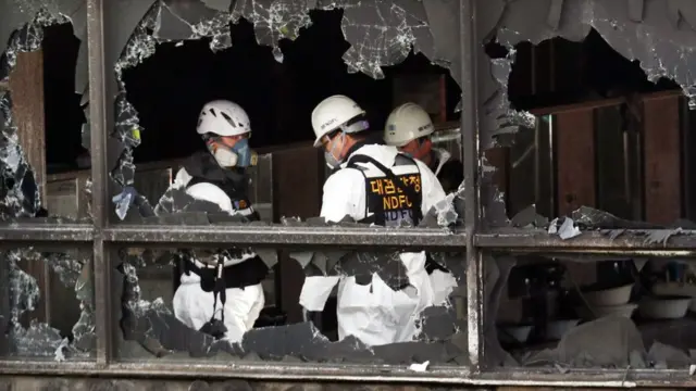 합동감식반이 22일 오전 충북 제천시 하소동 스포츠센터 화재현장에서 조사를 하고 있다