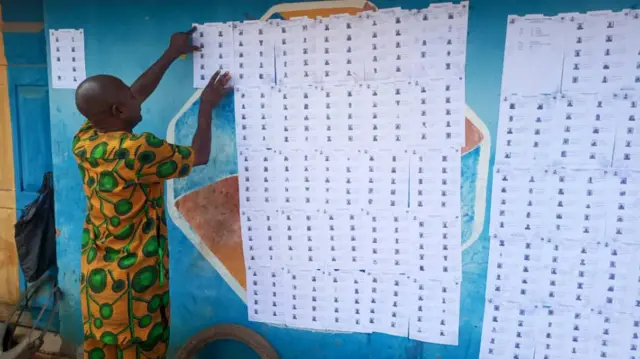 Oludibo kan n ṣe ayẹwo iwe oruk awọn oludibo