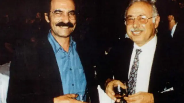 صادق شرفکندی دبیر اول حزب دموکرات کردستان ایران (راست)، نوری دهکردی دوست و مترجم او (چپ)