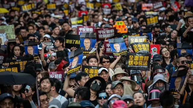 ஆயுதமேந்தி ரயில் நிலையத்திற்குள் புகுந்து தாக்கிய முகமூடி கும்பல் - என்ன நடந்தது?