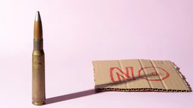 Bala y cartel que dice "No"
