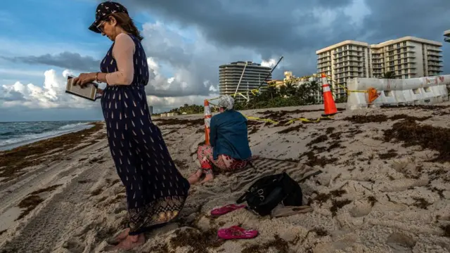 Una mujer rezando en hebreo tras la tragedia de Surfside.