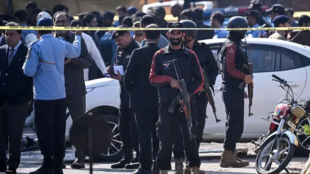 බෝම්බ පිපිරීමෙන් පසු පොලිසිය ජනතාව ප්රදේශයෙන් ඈත් කර තබන ආකාරය