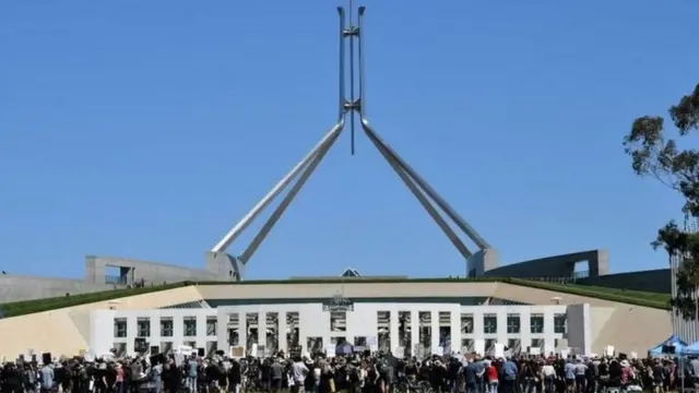 ਆਸਟਰੇਲੀਆ ਦੀ ਪਾਰਲੀਮੈਂਟ ਦੇ ਬਾਹਰ ਇਕੱਠੇ ਹੋਏ ਪ੍ਰਦਰਸ਼ਨਕਾਰੀ