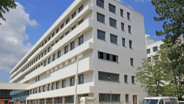 استفاد مستشفى "كلينيكوم فرانكفورت" من التصميم الموفر للطاقة لتخفيض احتياجاته للطاقة إلى أدنى حد، وبذلك تخفيض التكاليف وانبعاثات غازات الاحتباس الحراري