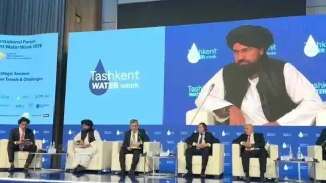 Tolibon Energetika va suv xo'jaligi vaziri Toshekntda nutq so'zlamoqda.