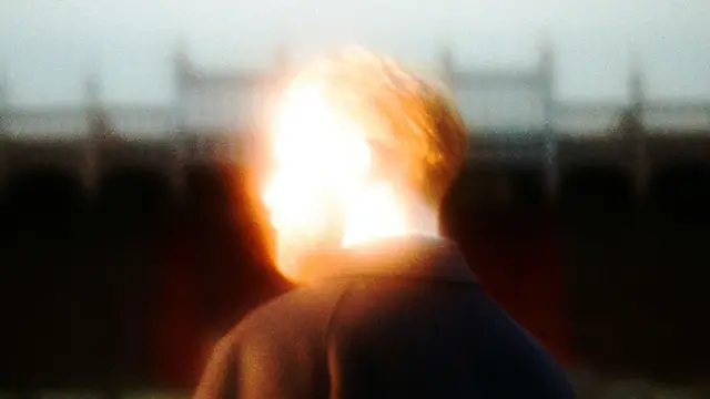 Una imagen borrosa de la parte posterior de la cabeza de un hombre.