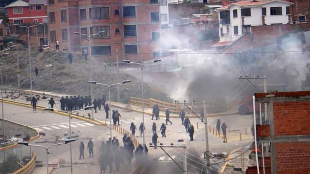 En la zona sur de La Paz se registraron choques entre policías y manifestantes.