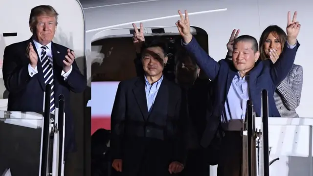 Trump y Melania Trump posan para las cámaras junto a los presos estadounidenses liberados en Corea del Norte.
