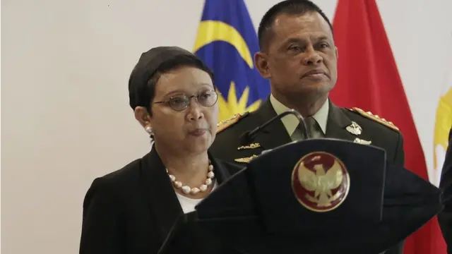 Indonesian Foreign Minister Retno Marsudi (R) speaks during a press conference next to Indonesian Military Chief Gatot Nurmantyo (1st R),