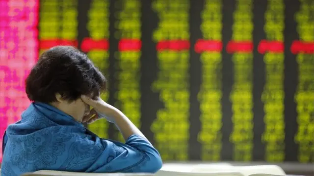 一名中国股民眉头紧锁