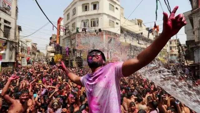 ચૂંટણીવાળા વિસ્તારોની તસવીરો પરથી ખબર પડે છે કે લોકોએ કોવિડ-19 વિરુદ્ધ સાવધાની રાખવાનું બંધ કરી દીધું છે.