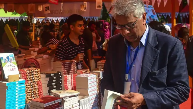 ২০১৬র লিট ফেস্টে বই দেখছেন একজন পাঠক