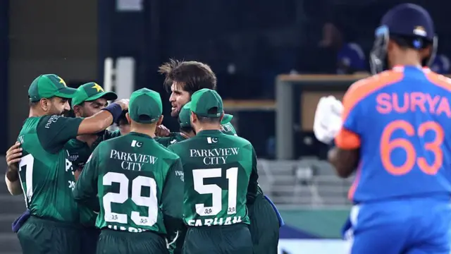 ১৪৬ রানের লক্ষ্যে ব্যাট করতে নেমে ভারতীয় দল এক সময় ছিল ২০ রানে ৩ উইকেট।