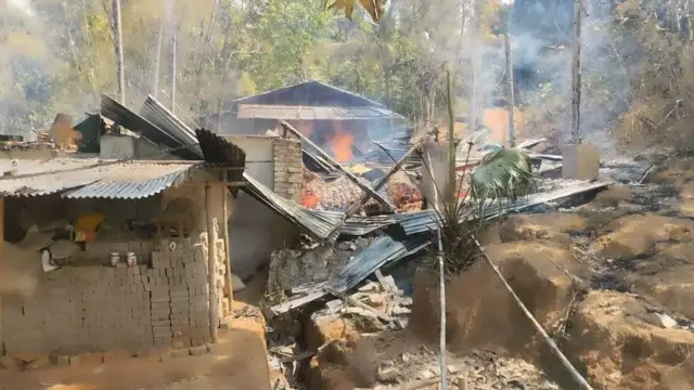 သံတောင်မြို့မှာ လူနေအိမ် ၈ လုံး မီးရှို့ခံရ