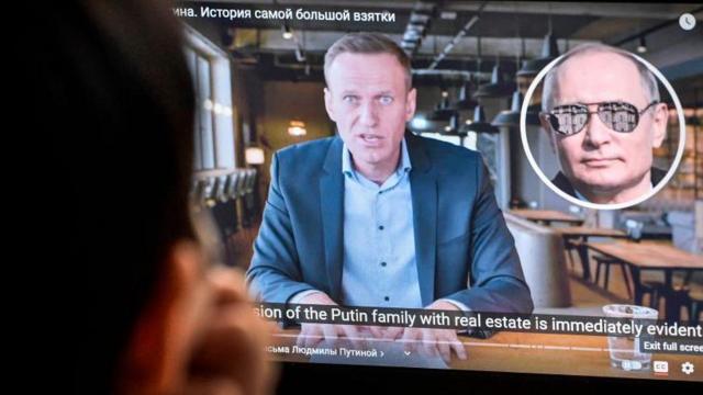 Una mujer ve la película sobre el opositor ruso Alexei Navalny