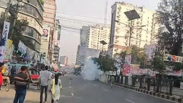 সংঘর্ষের সময় রাস্তায় গাড়িচলাচল বন্ধ হয়ে যায়