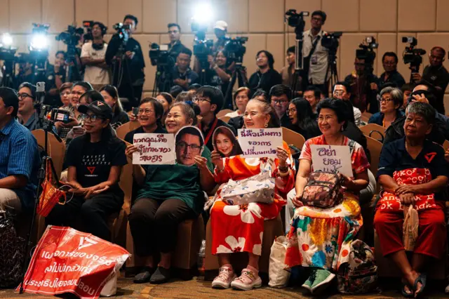 ผู้สนับสนุนพรรคให้กำลังใจ 10 สส.