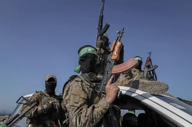 Des soldats du Hamas avec des armes