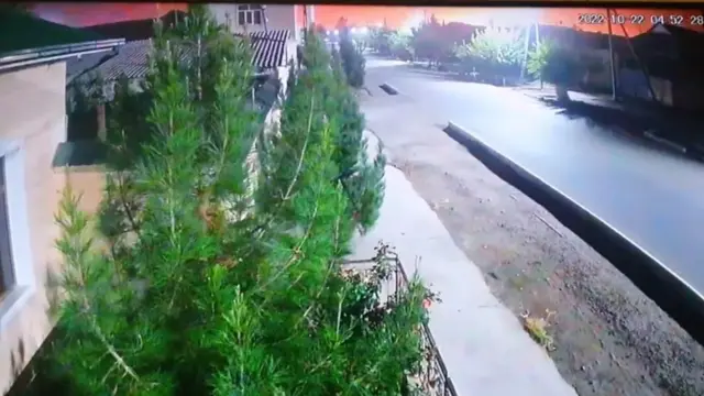 Хавфсизлик камераларидан олингани айтилган видеода портлаш юз бериб осмон қизил рангга ўзгарганини кўриш мумкин.