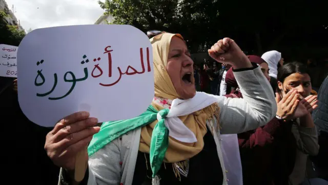 ماذا يعني رفع الجزائر تحفظها عن حق المرأة بالسفر والسكن بمفردها؟
